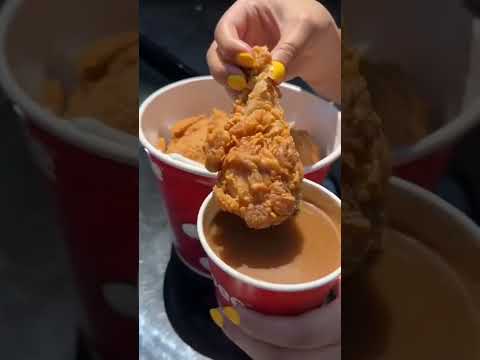 سوخاریه و سس خوش طعمش خوشمزه غذا خوردنی فست فود سوخاری مرغ سوخاری سس رستوران Food Fastfood