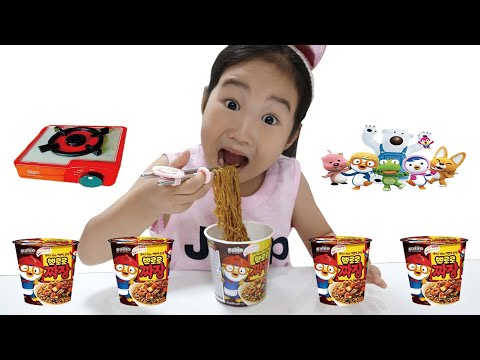 Boram y pororo <strong>ramen</strong> <strong>de</strong> fideos negros mukbang