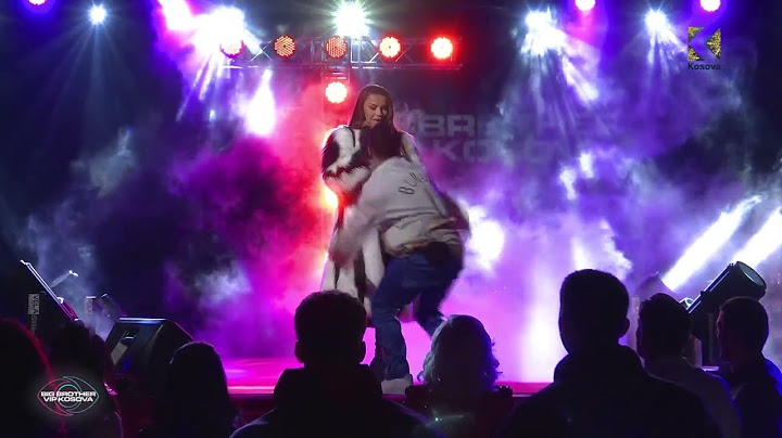Gjesti ngjitet në binë me Taynan dhe këndon live