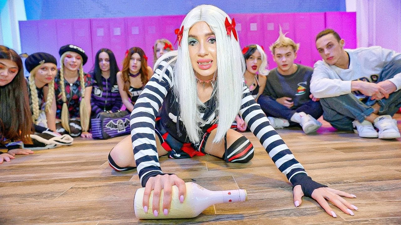 Пољупци VS Изазови! 💋 ИГРА БУТИЉИЦА У ШКОЛИ! Шта ће Флорида изабрати? 😱