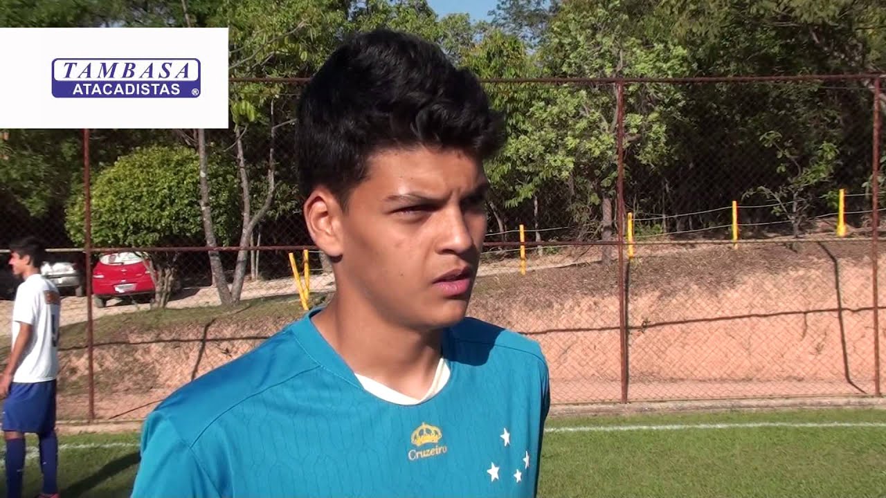 Gabriel Brazão celebra treino com profissionais