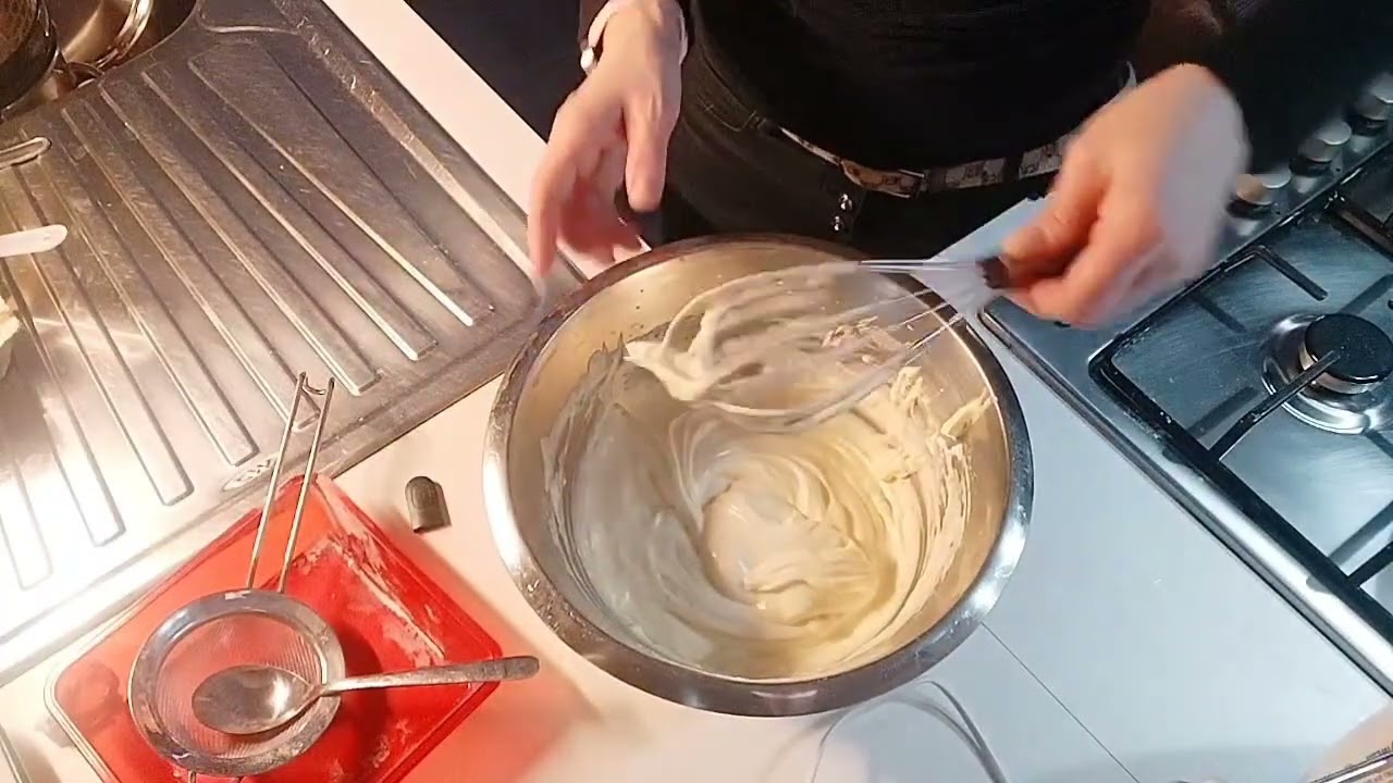 Pan di Spagna soffice ☺️☺️Ingredienti : 3 uova ,90 gr zucchero ,70 gr farina ,30 gr fecola .