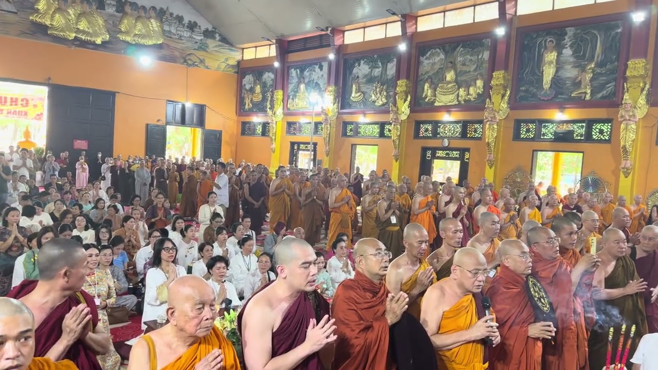 Ngài Tam Tạng 7 và Tam tạng 11 cùng tăng đoàn về chúc Tết Thiền viện Phước Sơn 