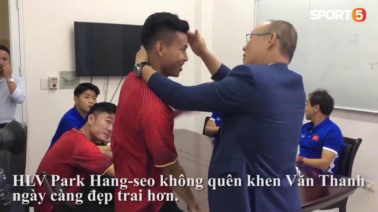 HLV Park Hang-seo mời Văn Thanh, Xuân Trường đi ăn tối