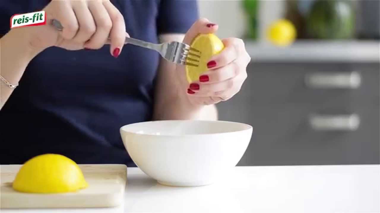 Zitrone mit einer Gabel auspressen