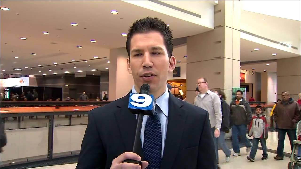 Красивый журналист. Журналист вертикально. Корреспондент профессия. Newspaper reporter. Работа мулатками.