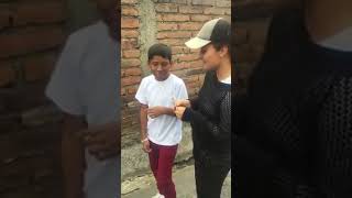 Cuando le enseñas a tu amigo el truco de soplar un diente de león