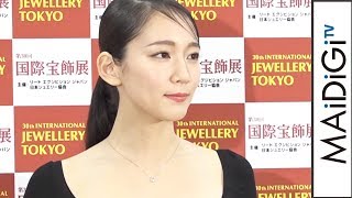 吉岡里帆、憧れのシチュエーションは「好きな方から後ろから…」　「ジュエリーのために」美デコルテ全開
