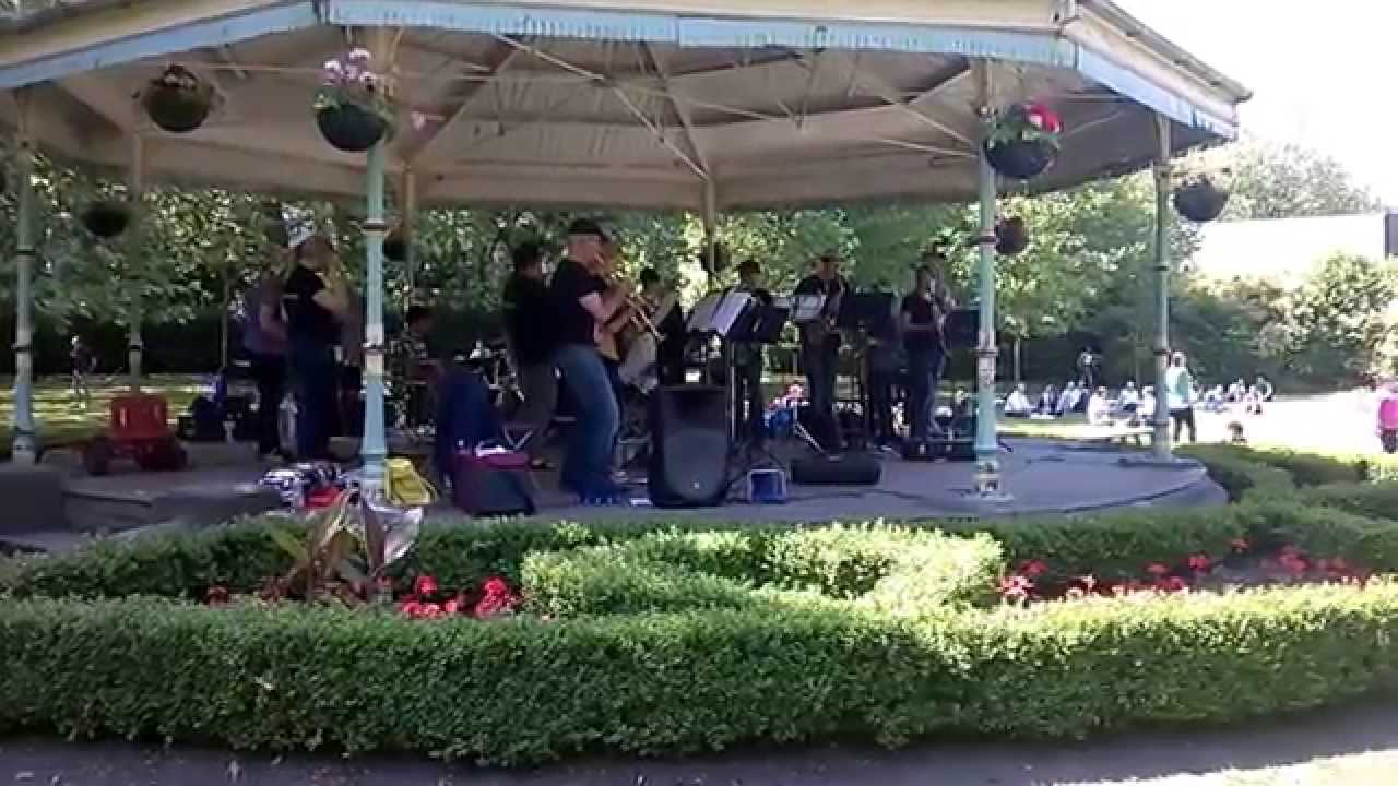 jazz-band-playing-welcome-to-the-jungle-youtube