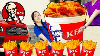 LILY \& ZOEY BUILD THEIR OWN GIANT KFC AT HOME TO MAKE THE WORLD’S LARGEST FRIED CHICKEN BY SWEEDEE