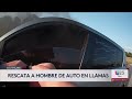 El momento en que un policía rescata a un conductor de un auto en llamas en Southlake