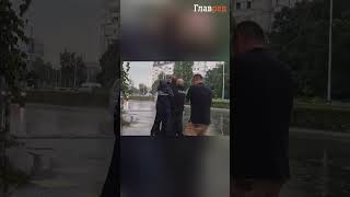 В Болгарии безумный священник бросился с крестом навстречу кортежу Зеленского