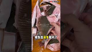 Setapak Jalan Pahang大路边生意超火爆 #马来烧鱼店，店前面摆了一整排海鲜，有螃蟹、鱼、苏东、虎虾、沙白和超吸睛 #巨无霸Siham，称重计价，烤的方式很清淡，海鲜够新鲜🐟！