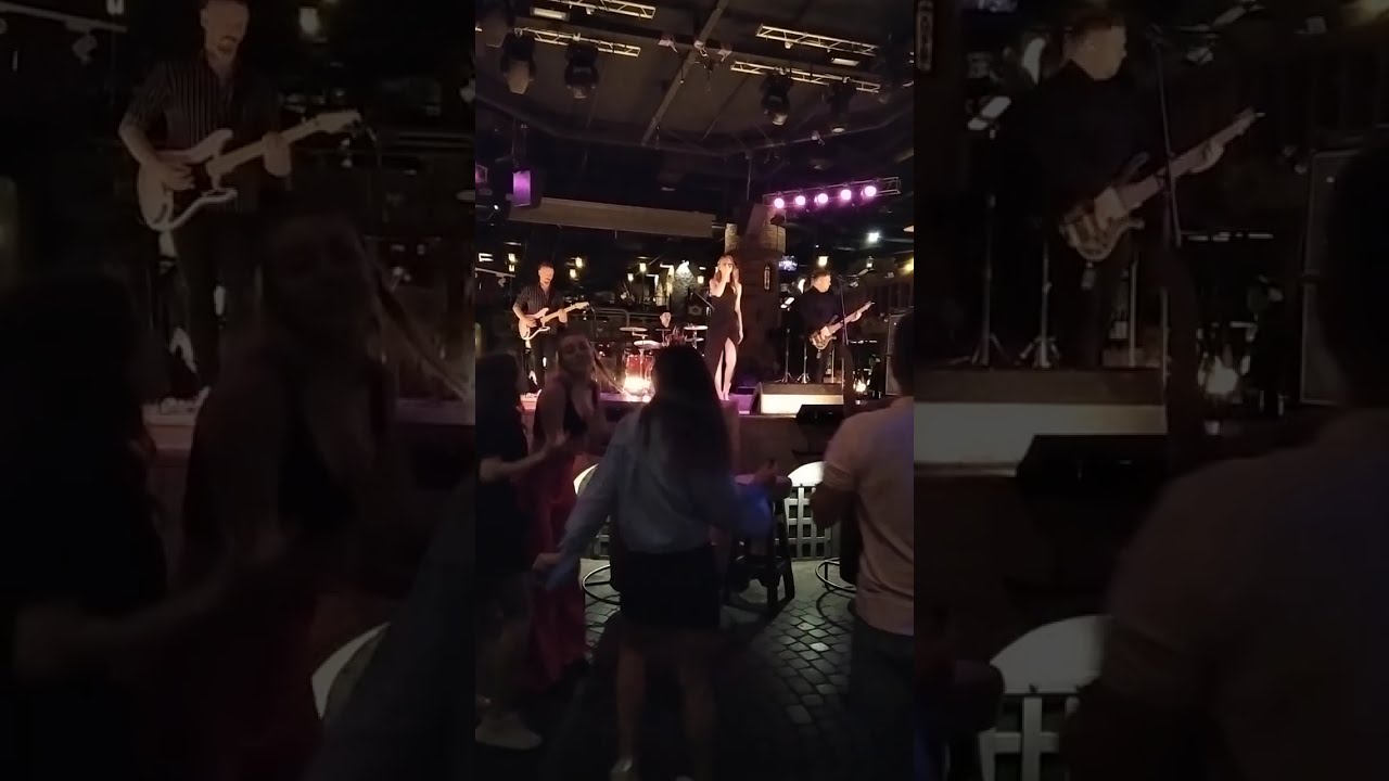 Ночь. Кавер-группа Just! Арт-шоу-ресторан Balagan City. Воронеж 