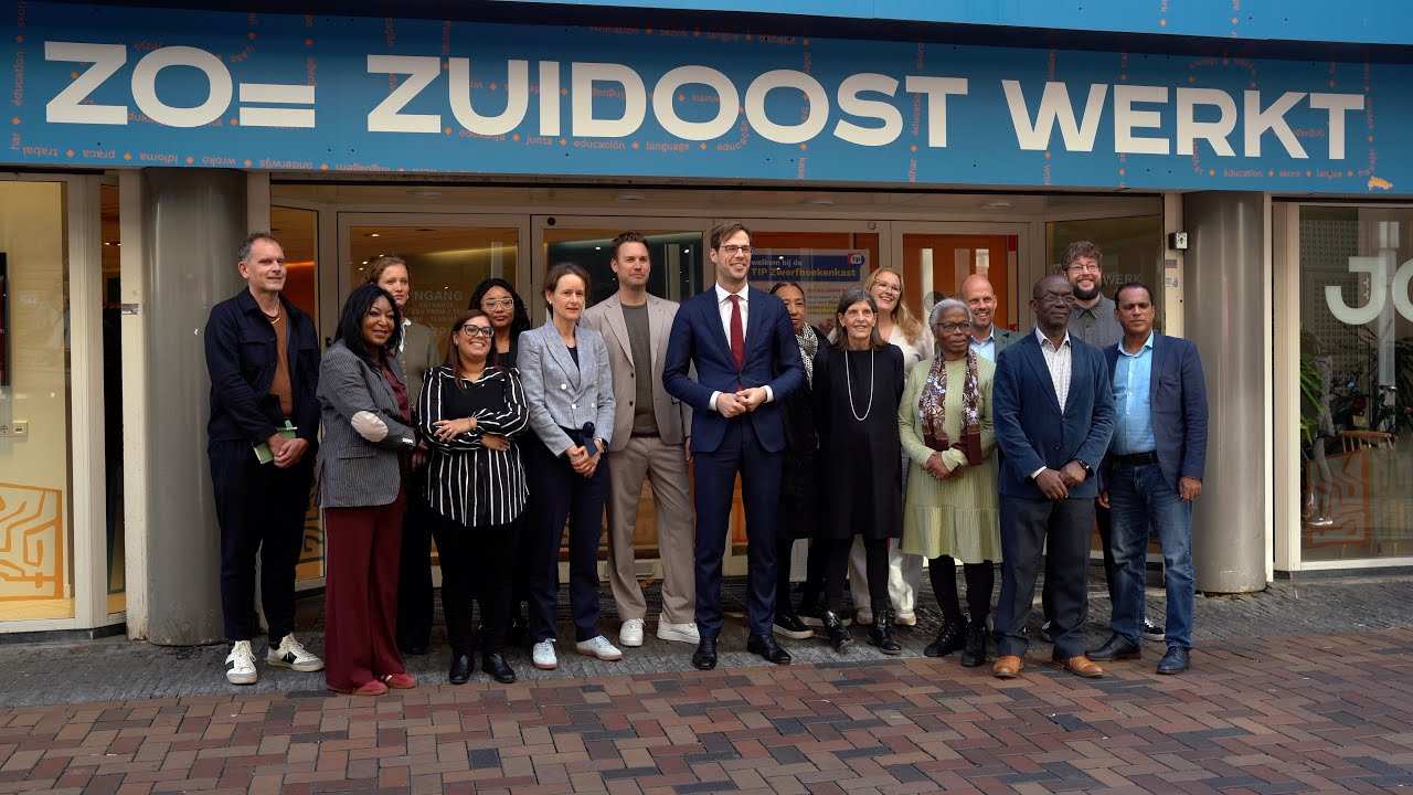 Staatsscretaris op bezoek bij Taal Informatie Punt in Amsterdam Zuidoost