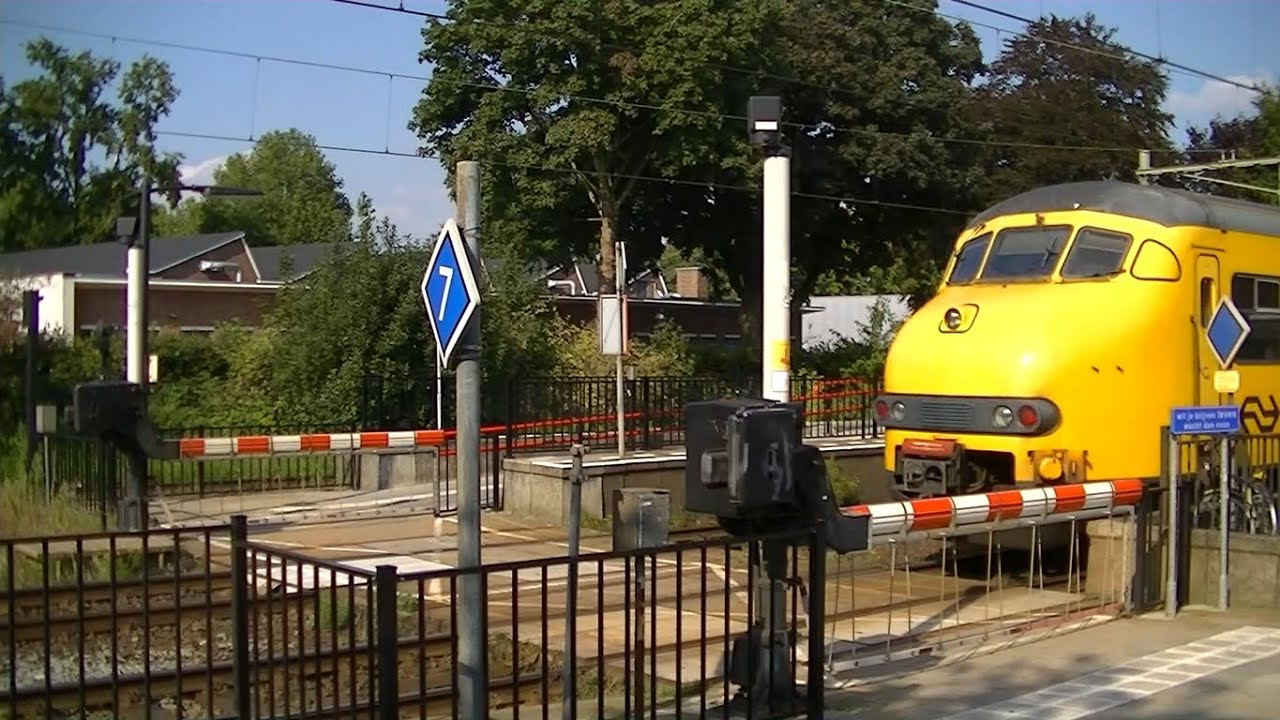 Spoorwegovergang Oisterwijk // Dutch railroad crossing