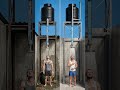 La ventilación de un tanque permite equilibrar la presión interna mientras sale el agua.
