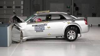 2005 Chrysler 300 moderate overlap IIHS crash test