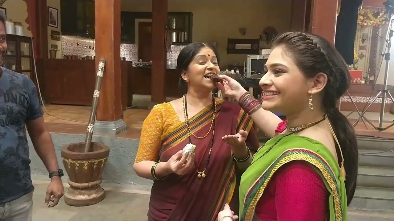 PSM BTS पीएसएमच्या सेटवर जीजी अक्का यांचा वाढदिवस साजरा