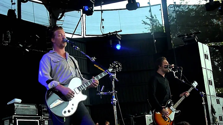 Queens of the Stone Age w/Eddie Vedder - Make it W...