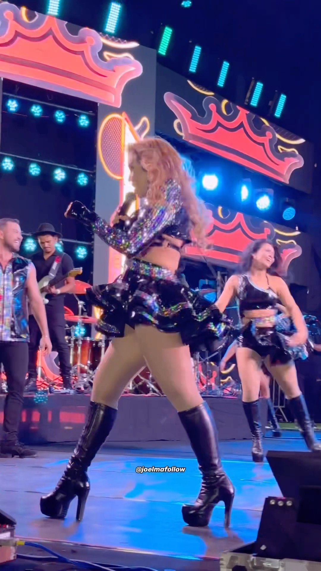 Olha só o tamanho do salto da Joelma