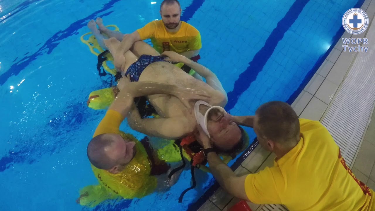 Akcja ratunkowa z deską ortopedyczną - woda głęboka