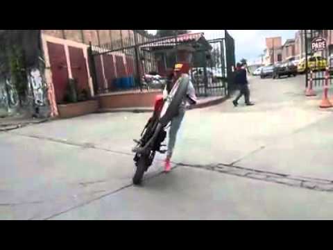 Chica en Moto haciendo piruetas! - YouTube