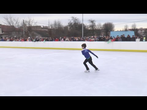 Сегодня в Лиде первых посетителей принял каток под открытым небом