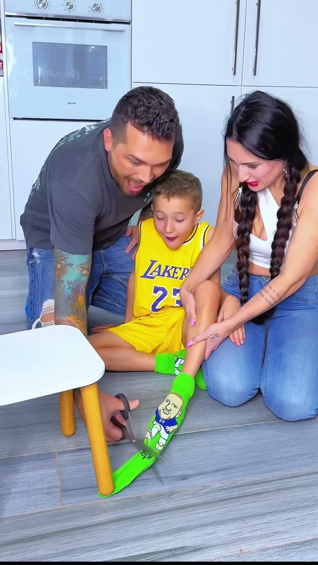 Mom and Dad Solve little kid’s Problem #katebrush #shorts