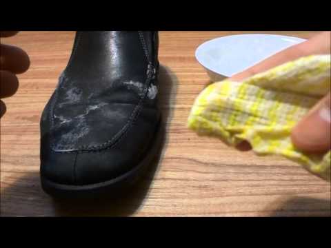 Como remover manchas de sal Shoes (água e vinagre branco Solution)