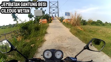 Melintas di Jembatan Gantung Besi Ciledug Wetan Kec Ciledug Kab Cirebon
