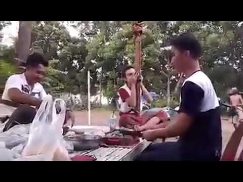 หมอแคนกับหมอกลองพ้อกันมื้อฟักลาบ
