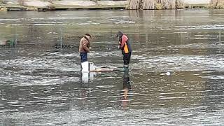 Экстремальная рыбалка на Вишенском озере в Виннице Украина 4 января 2022 г 