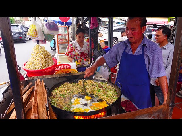 70 Year-Old Lort Cha Master: I've been selling it for 40 Years (Fried Short Noodles) | Street Food class=