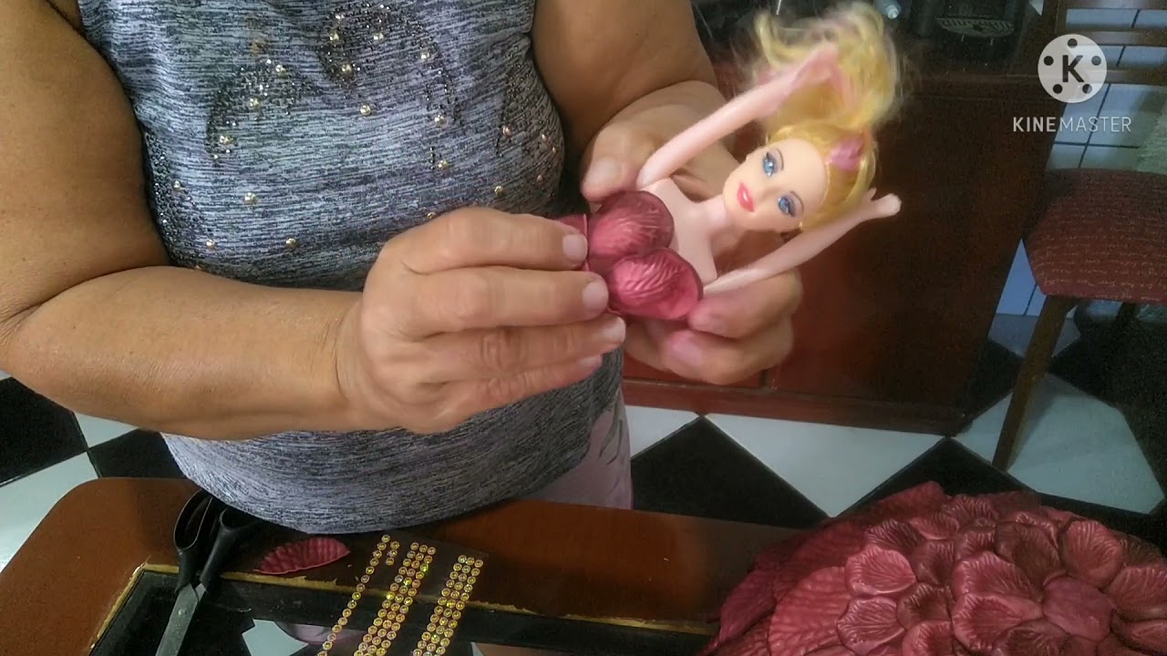 Com um cobre bolo e uma boneca,olha só o que ela fez