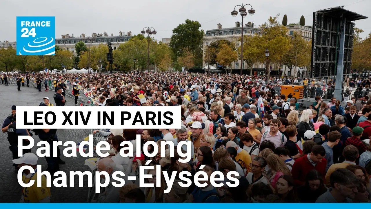 Hundreds of thousands turn out for Pope's popemobile parade along Champs-Élysées • FRANCE 24