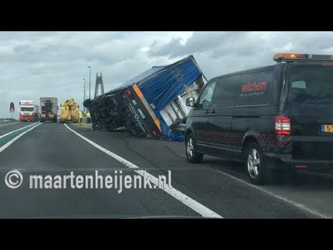 Vrachtwagen kantelt op N50 door herfststorm