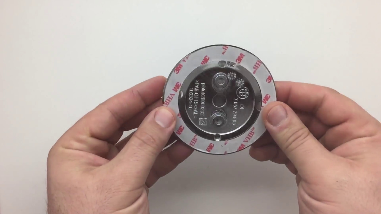 Эмблема на капот BMW 5-я серия F10, F11, F07 черно-белая 82 мм