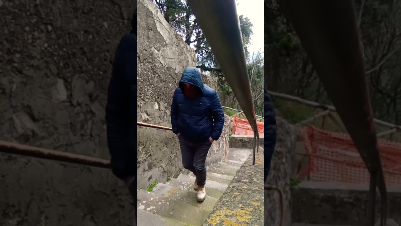 SALGO LE SCALE DELLA CHIESA SULLA COLLINA