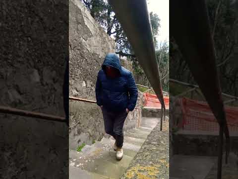 SALGO LE SCALE DELLA CHIESA SULLA COLLINA