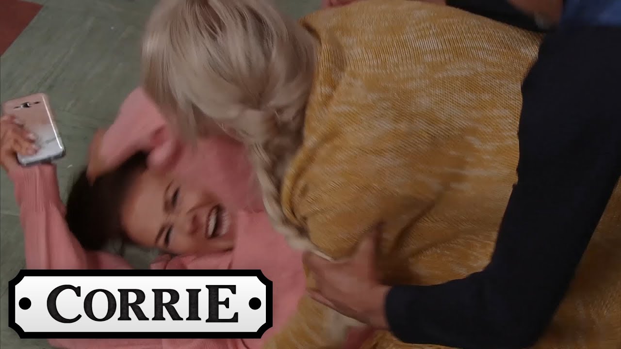 Coronation Street - Pregnant Sinead Gets Into a Fight With Vicky