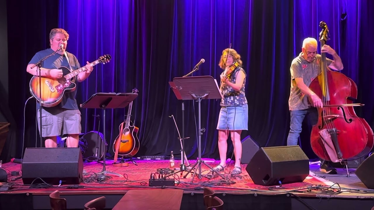 A Duzzin Buzzin Couzzin Folk Up Zeppelin. At Robert’s West Side