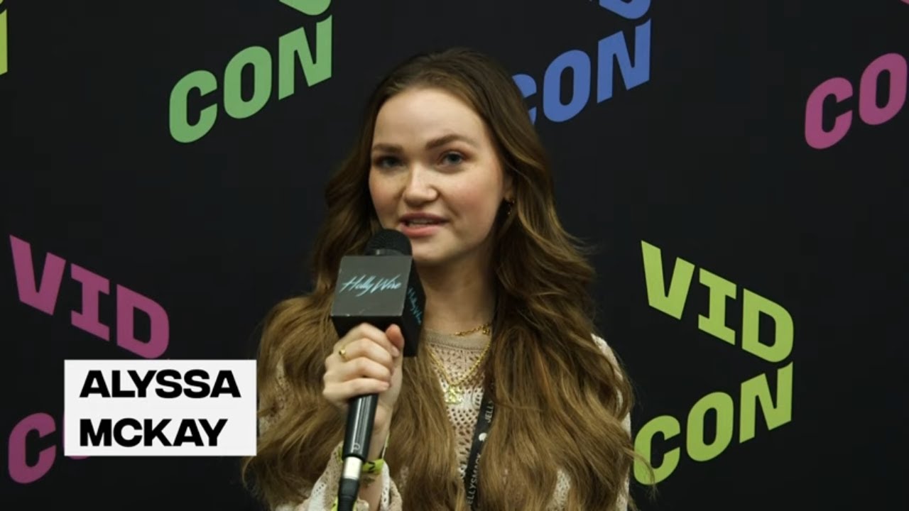 Alyssa Mckay On Early Tiktok Grind, Current Fame & More! (@VidCon 2022) | Hollywire