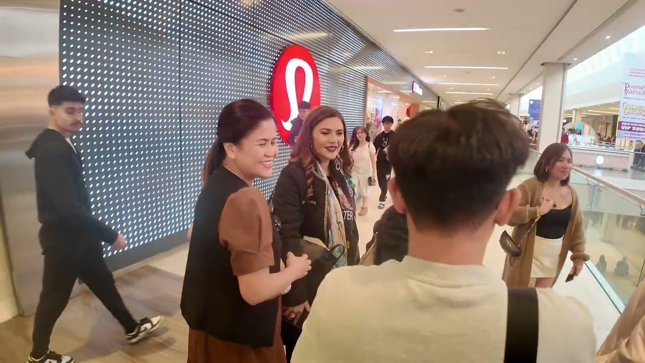 Vina Morales in West edmonton mall Canada.thank u vina ur awesome.😊