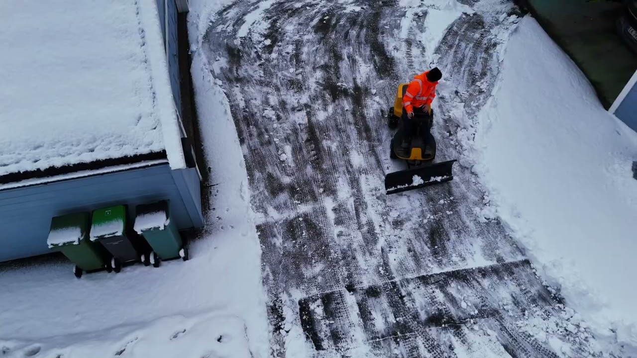 Ride on mower in snow. Stiga villa 520 HST