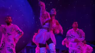 Ariana Grande - '7 Rings' Live (Sweetener Tour) Resimi