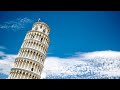 La Catedral de Pisa y su Torre Inclinada. Una pila bautismal
en forma de cruz.