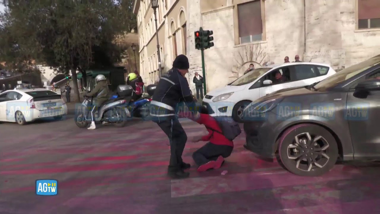 Roma, azione delle attiviste di 