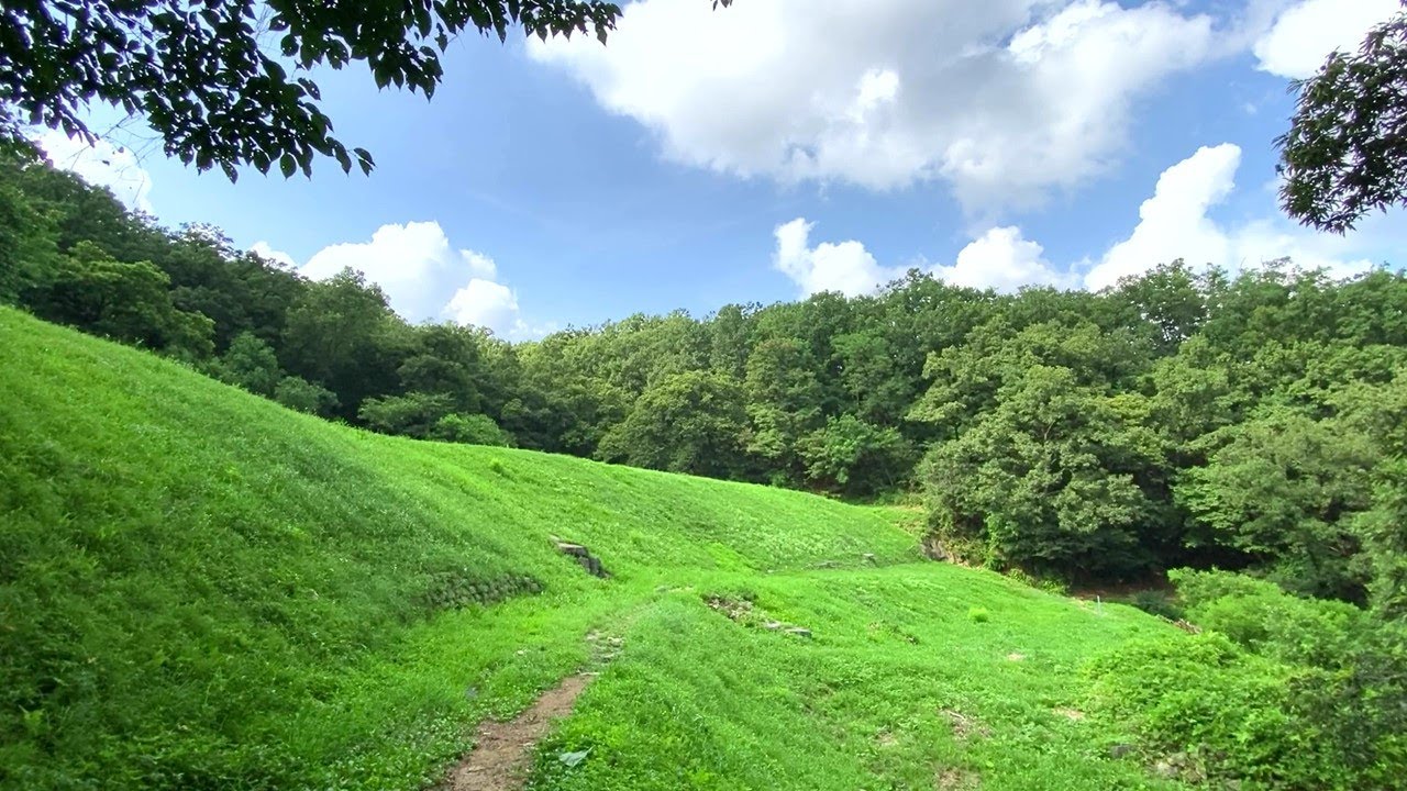 Пейзаж летней горной крепости, осмотр реликвий крепости, крепость Ханам Исонсансон