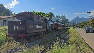 Baldwin Mikado 2-8-2 N°761 de la ABPF con el tren Maria Fumaça llegando a Corupá